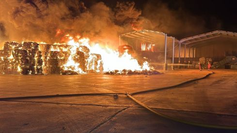 Un incendio en una planta de gestión de residuos obliga a intervenir a los Bomberos de León durante toda la noche | Cedida a InfoLeón