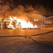 Un incendio en una planta de gestión de residuos obliga a intervenir a los Bomberos de León durante toda la noche | Cedida a InfoLeón