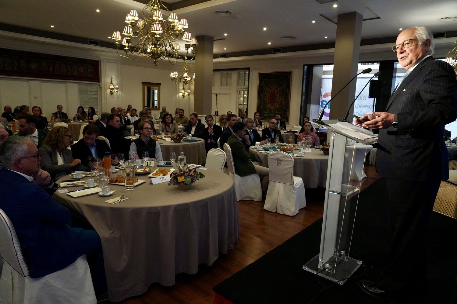 El presidente del Círculo de Empresarios, Juan María Nin, participa en un Encuentro Empresarial organizado por el Círculo Empresarial Leonés | Campillo / ICAL