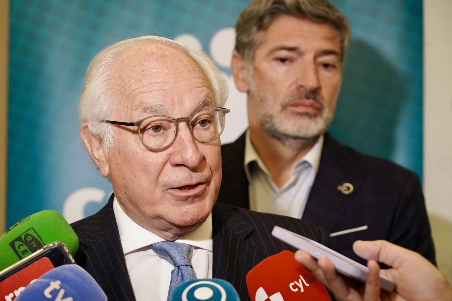 Juan María Nin, presidente del Círculo de Empresarios, junto a Julio César Álvarez, presidente del Círculo Empresarial Leonés | Campillo / ICAL