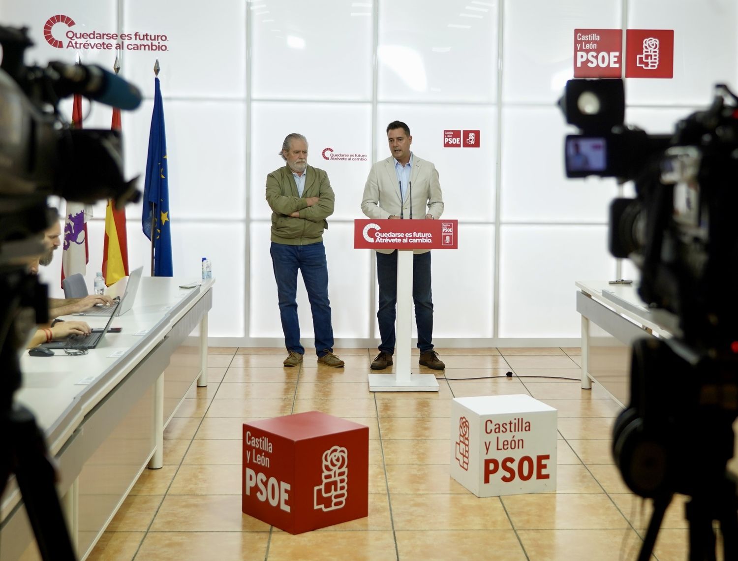 El secretario de Organización del PSCyL, Daniel de la Rosa, informa del proceso de primarias del PSOE de Castilla y León | Leticia Pérez / ICAL 