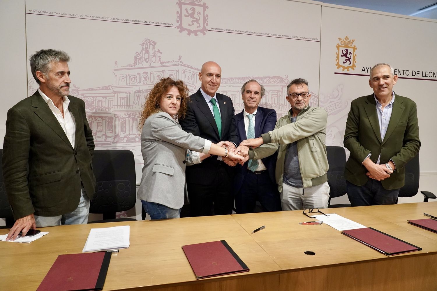 Firma del acuerdo marco entre el Ayuntamiento de León, FELE, CCOO y UGT | Campìllo / ICAL