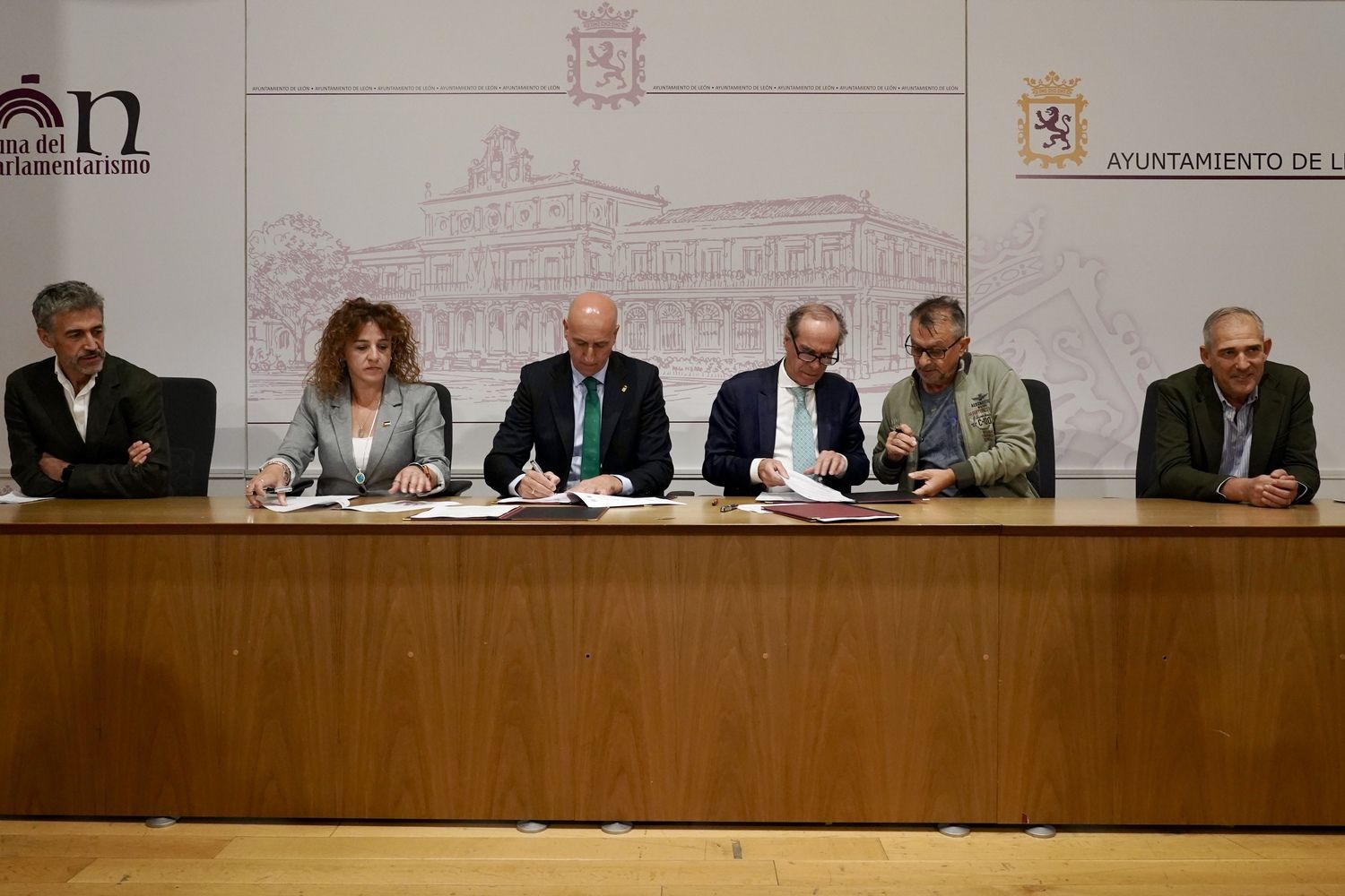 Firma del acuerdo marco entre el Ayuntamiento de León, FELE, CCOO y UGT | Campìllo / ICAL