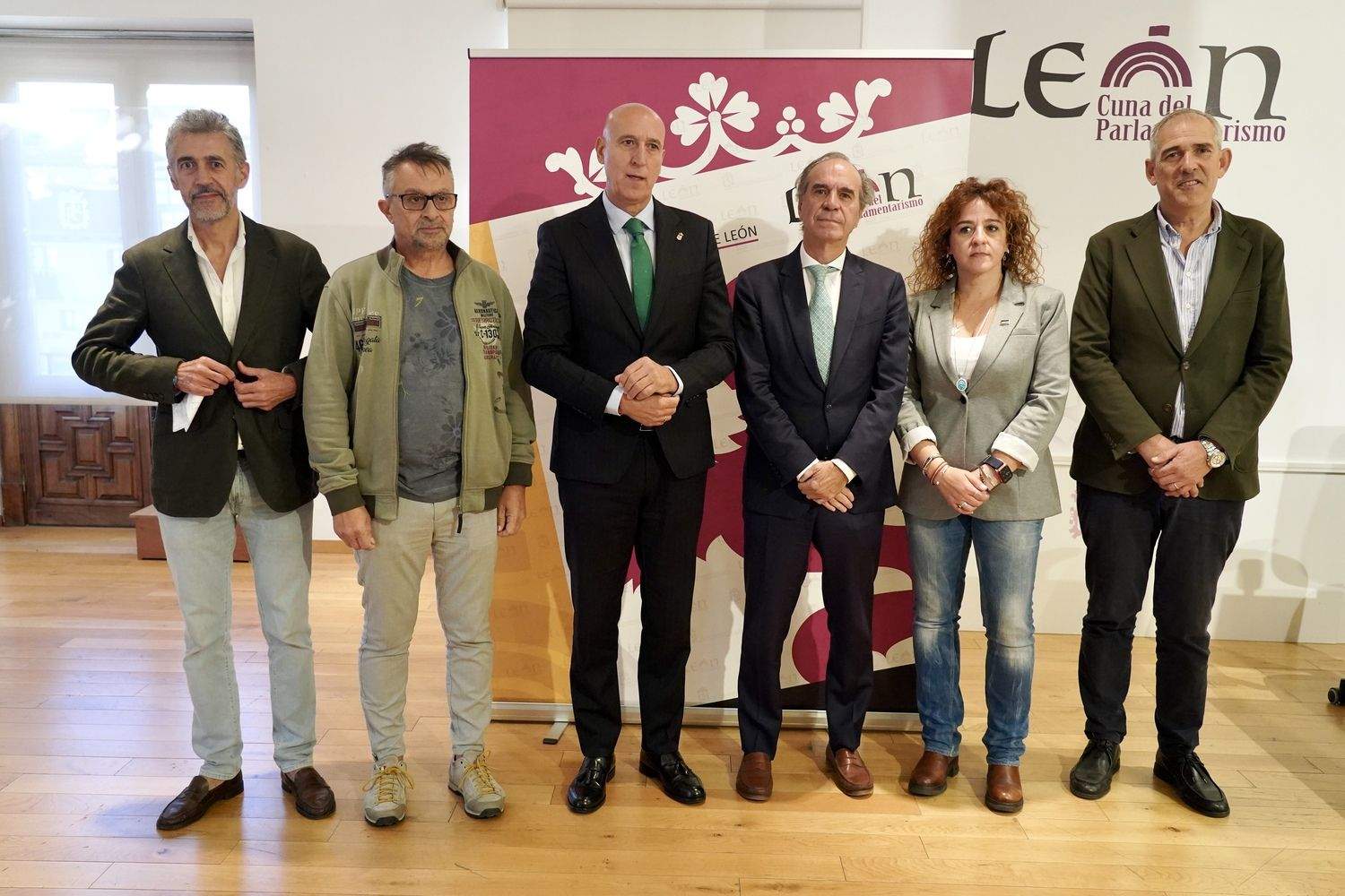 Firma del acuerdo marco entre el Ayuntamiento de León, FELE, CCOO y UGT | Campìllo / ICAL
