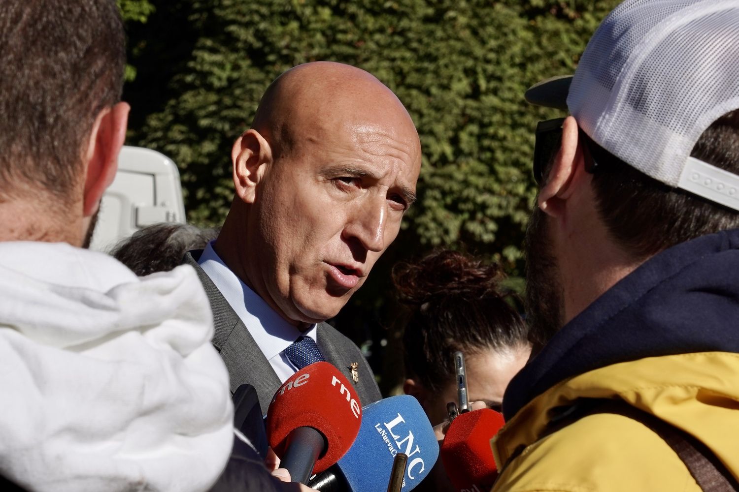 El alcalde de León, José Antonio Diez, visita los nuevos aseos públicos | Campillo / ICAL