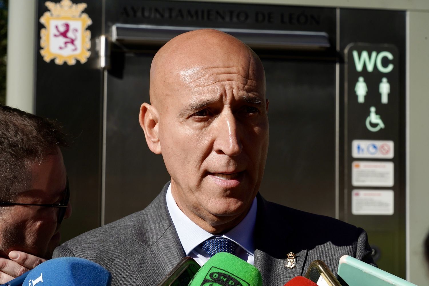El alcalde de León, José Antonio Diez, visita los nuevos aseos públicos | Campillo / ICAL