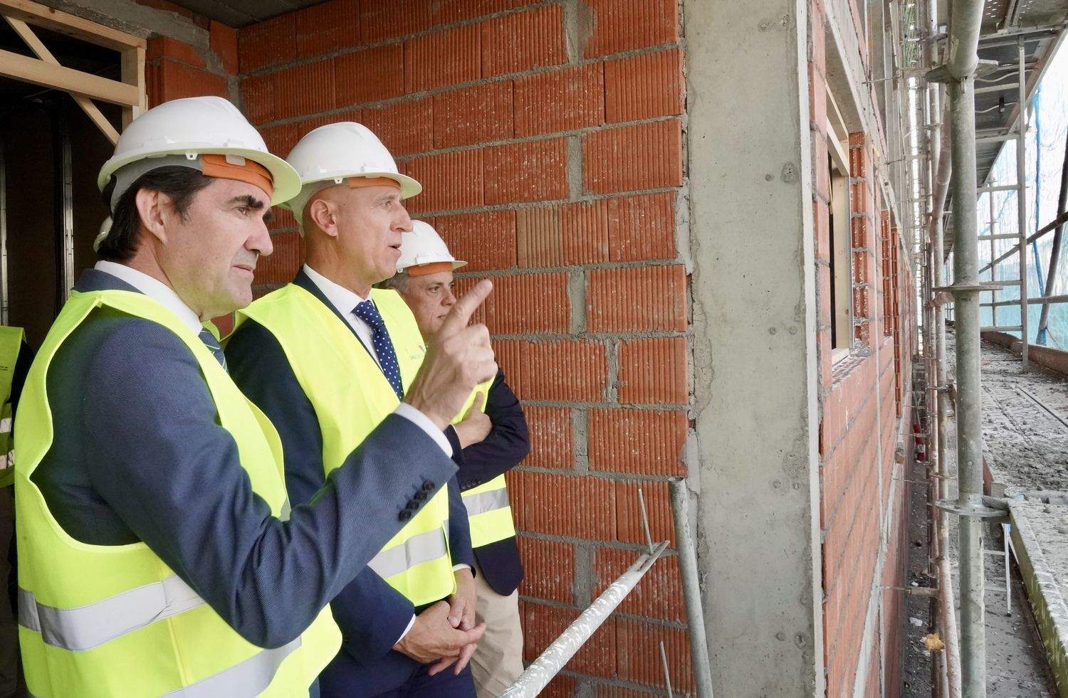 El Consejero de Medio Ambiente, Vivienda y Ordenación del Territorio, Juan Carlos Suárez-Quiñones, visita las obras de las viviendas colaborativas de la Palomera en León | Campillo / ICAL El Consejero de Medio Ambiente, Vivienda y Ordenación del Territorio, Juan Carlos Suárez-Quiñones, visita las obras de las viviendas colaborativas de la Palomera en León | Campillo / ICAL