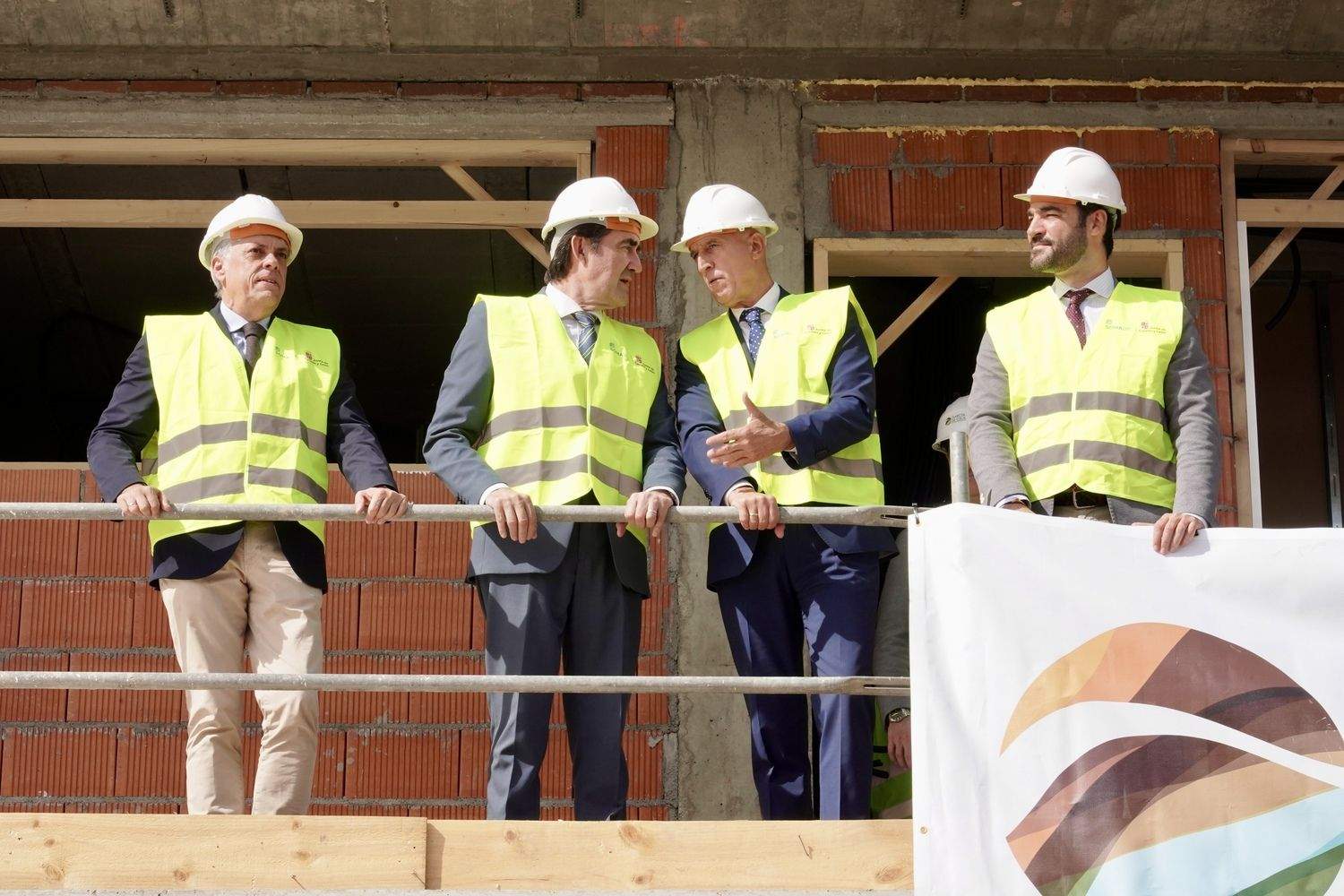 El Consejero de Medio Ambiente, Vivienda y Ordenación del Territorio, Juan Carlos Suárez-Quiñones, visita las obras de las viviendas colaborativas de la Palomera en León | Campillo / ICAL El Consejero de Medio Ambiente, Vivienda y Ordenación del Territorio, Juan Carlos Suárez-Quiñones, visita las obras de las viviendas colaborativas de la Palomera en León | Campillo / ICAL
