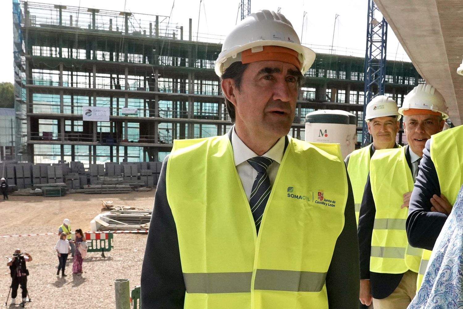 El Consejero de Medio Ambiente, Vivienda y Ordenación del Territorio, Juan Carlos Suárez-Quiñones, visita las obras de las viviendas colaborativas de la Palomera en León | Campillo / ICAL El Consejero de Medio Ambiente, Vivienda y Ordenación del Territorio, Juan Carlos Suárez-Quiñones, visita las obras de las viviendas colaborativas de la Palomera en León | Campillo / ICAL