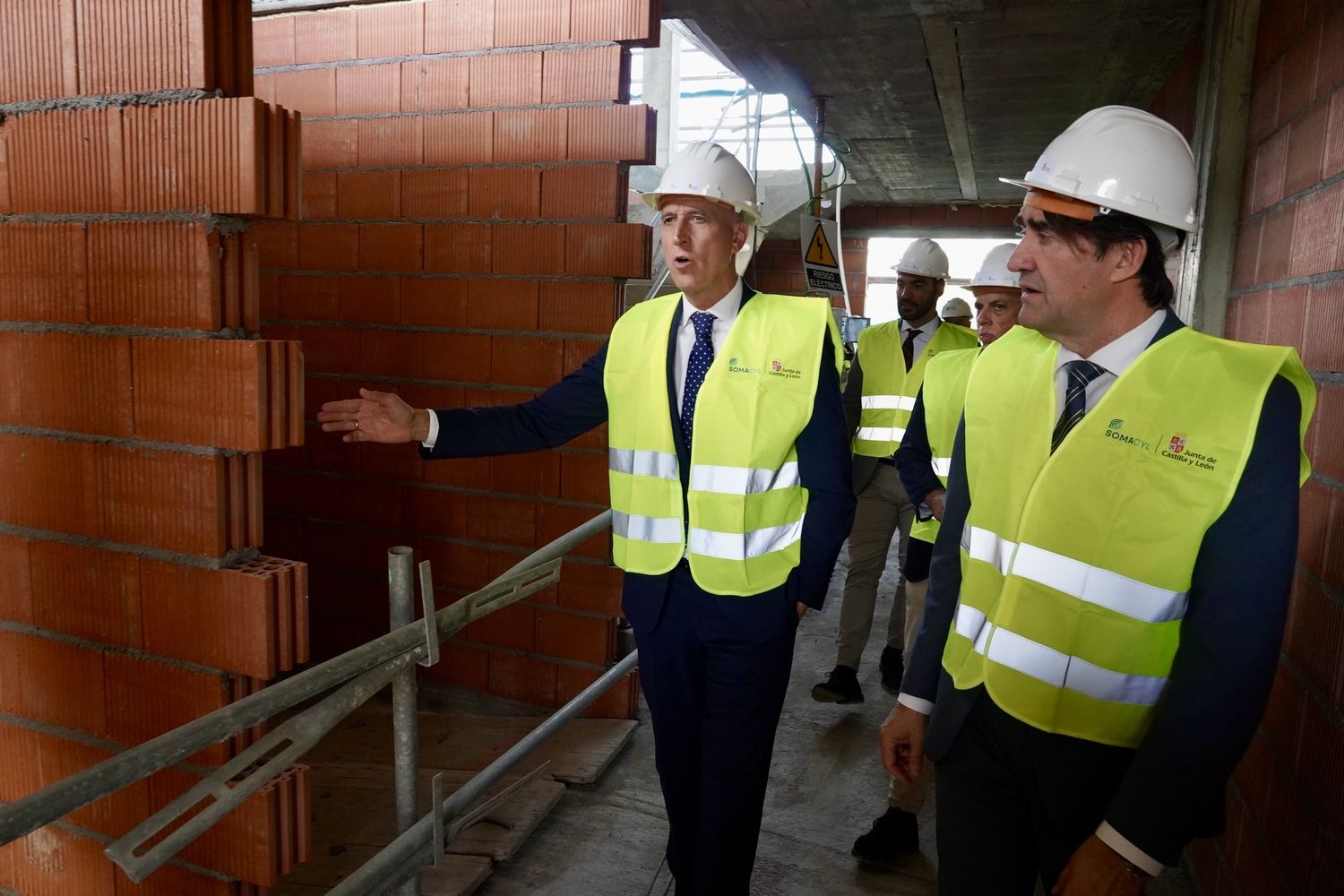 El Consejero de Medio Ambiente, Vivienda y Ordenación del Territorio, Juan Carlos Suárez-Quiñones, visita las obras de las viviendas colaborativas de la Palomera en León | Campillo / ICAL El Consejero de Medio Ambiente, Vivienda y Ordenación del Territorio, Juan Carlos Suárez-Quiñones, visita las obras de las viviendas colaborativas de la Palomera en León | Campillo / ICAL
