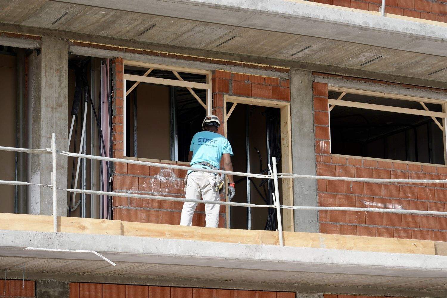 El Consejero de Medio Ambiente, Vivienda y Ordenación del Territorio, Juan Carlos Suárez-Quiñones, visita las obras de las viviendas colaborativas de la Palomera en León | Campillo / ICAL El Consejero de Medio Ambiente, Vivienda y Ordenación del Territorio, Juan Carlos Suárez-Quiñones, visita las obras de las viviendas colaborativas de la Palomera en León | Campillo / ICAL