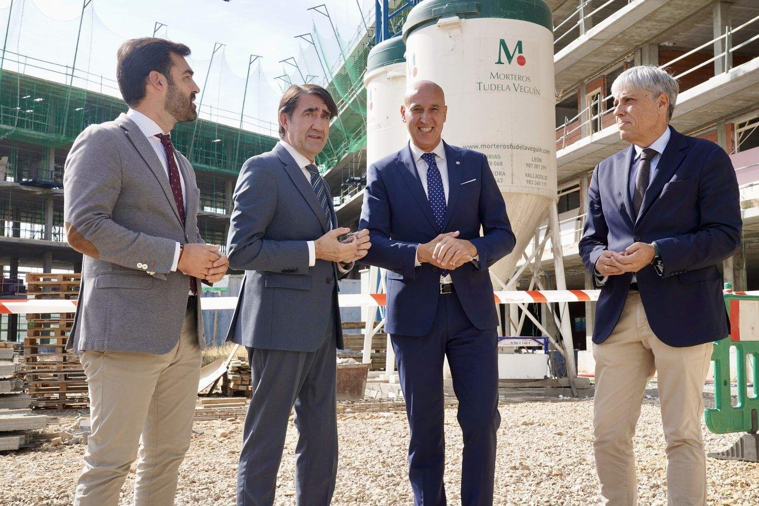 El Consejero de Medio Ambiente, Vivienda y Ordenación del Territorio, Juan Carlos Suárez-Quiñones, visita las obras de las viviendas colaborativas de la Palomera en León | Campillo / ICAL El Consejero de Medio Ambiente, Vivienda y Ordenación del Territorio, Juan Carlos Suárez-Quiñones, visita las obras de las viviendas colaborativas de la Palomera en León | Campillo / ICAL