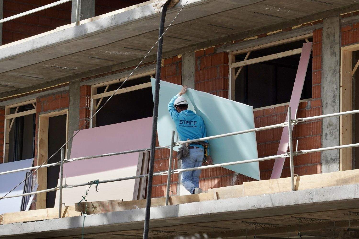 El Consejero de Medio Ambiente, Vivienda y Ordenación del Territorio, Juan Carlos Suárez-Quiñones, visita las obras de las viviendas colaborativas de la Palomera en León | Campillo / ICAL El Consejero de Medio Ambiente, Vivienda y Ordenación del Territorio, Juan Carlos Suárez-Quiñones, visita las obras de las viviendas colaborativas de la Palomera en León | Campillo / ICAL