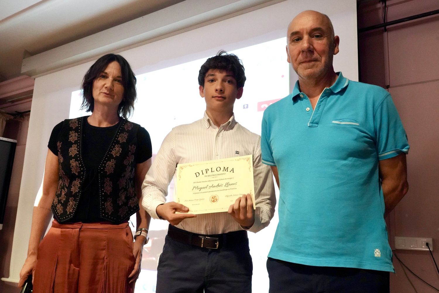 Acto de entrega de becas concedidas al alumnado participante en las estancias de investigación del programa ‘Científic@s en prácticas’ | Campillo / ICAL