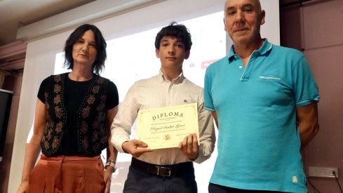 Acto de entrega de becas concedidas al alumnado participante en las estancias de investigación del programa ‘Científic@s en prácticas’ | Campillo / ICAL