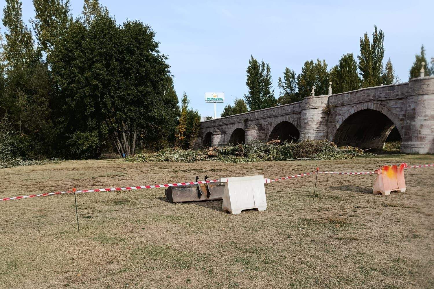 UPL celebra la limpieza del entorno del puente de Puente Castro
