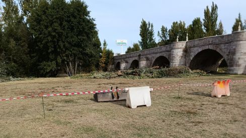 UPL celebra la limpieza del entorno del puente de Puente Castro