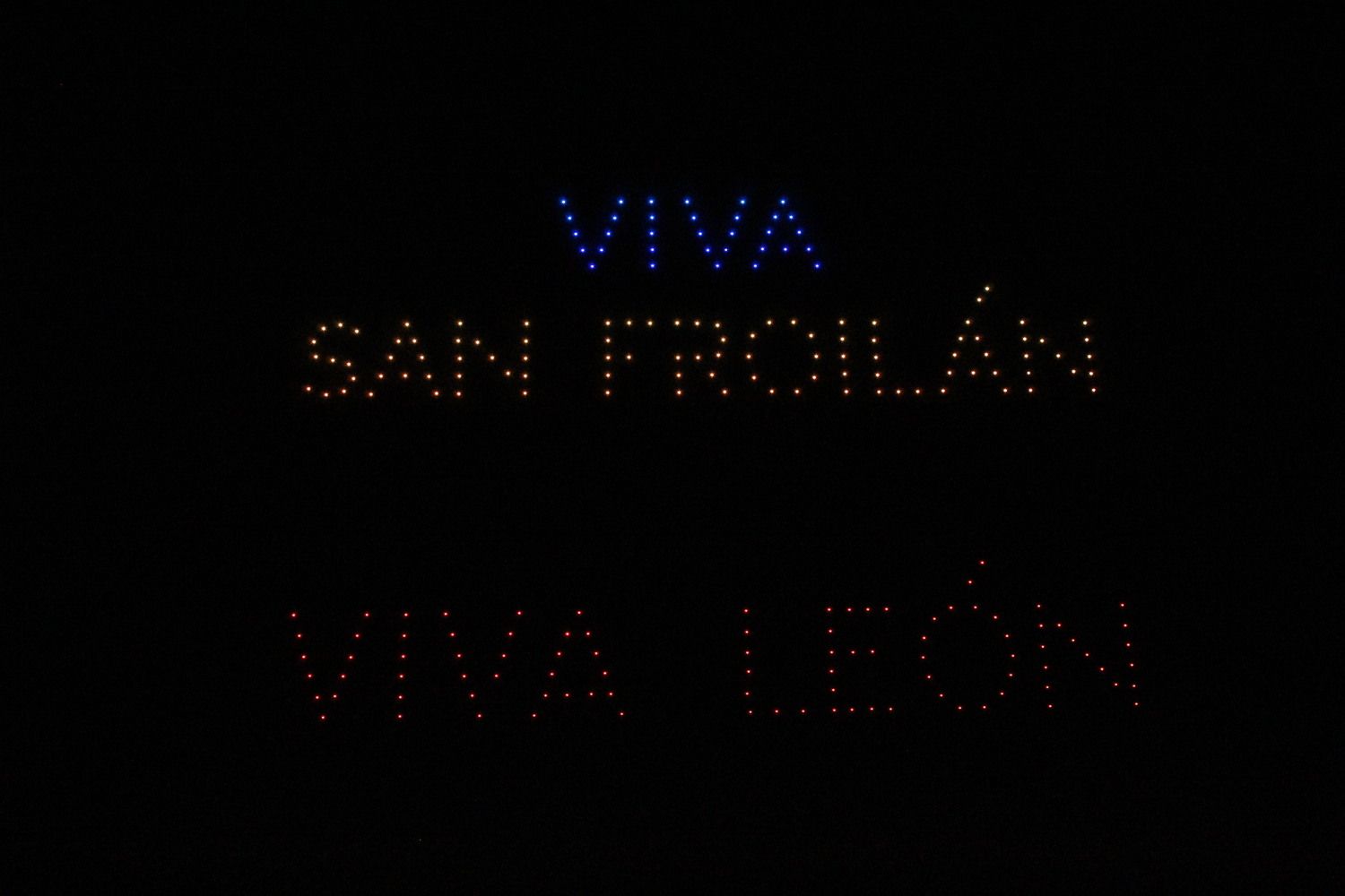 Tecnología y tradición se unen para iluminar la noche previa a San Froilán en León | José Martín