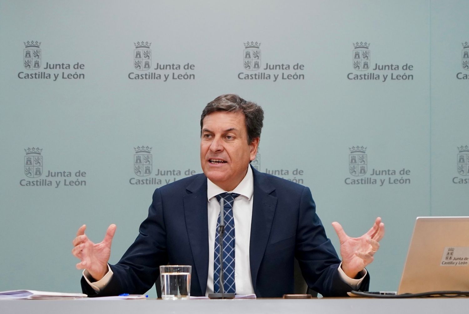 El consejero de Economía y Hacienda y portavoz, Carlos Fernández Carriedo, comparece en rueda de pre