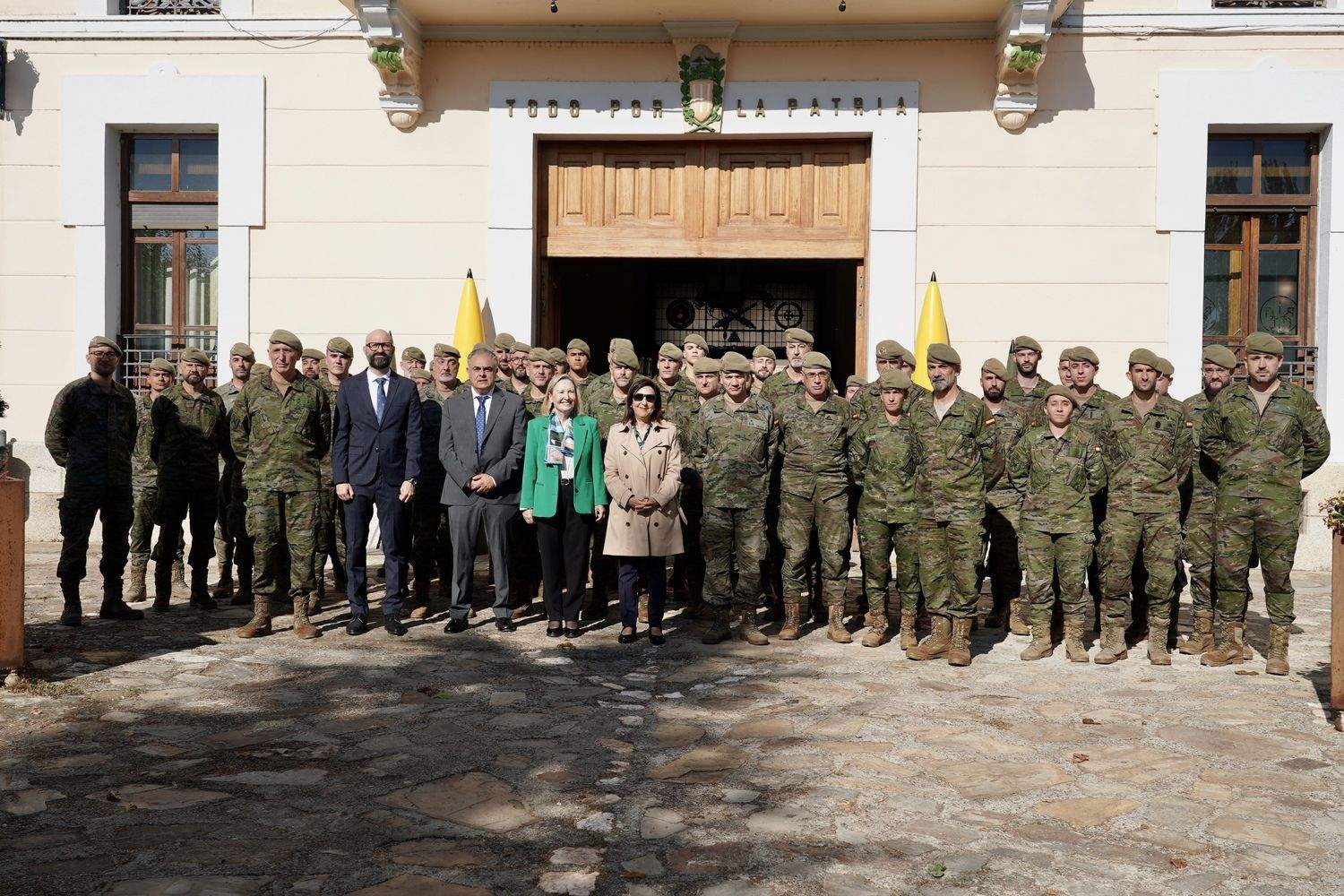 La ministra de Defensa, Margarita Robles, visita el Regimiento de Artillería Lanzacohetes de Campaña (Ralca 63) del Ejército de Tierra, con sede en el Acuartelamiento Santocildes de Astorga | Campillo / ICAL
