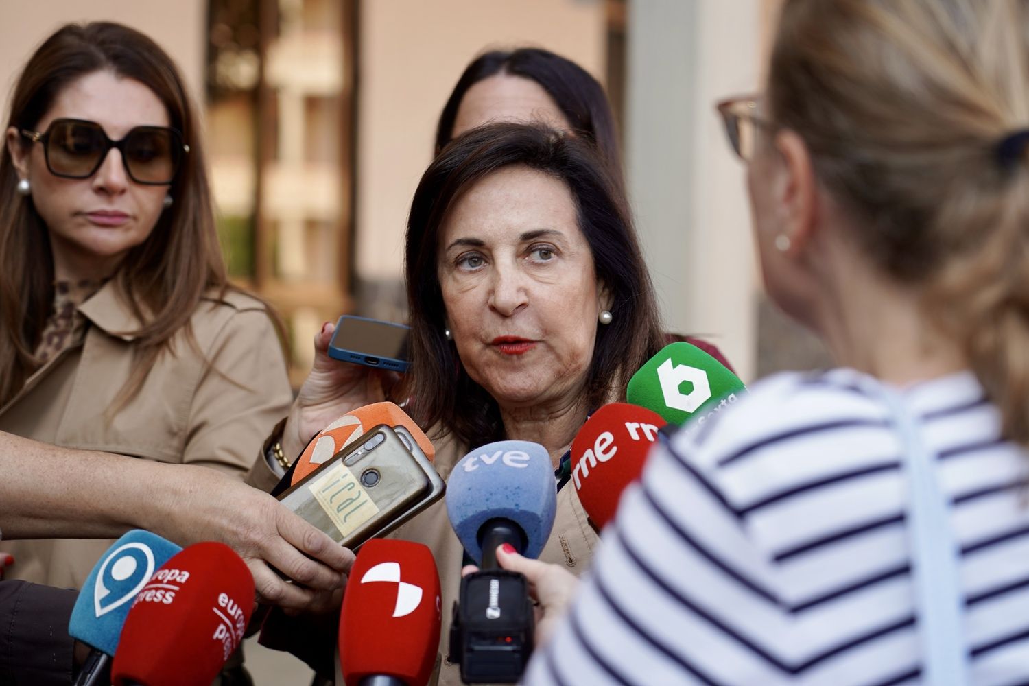 La ministra de Defensa, Margarita Robles, visita el Regimiento de Artillería Lanzacohetes de Campaña (Ralca 63) del Ejército de Tierra, con sede en el Acuartelamiento Santocildes de Astorga | Campillo / ICAL