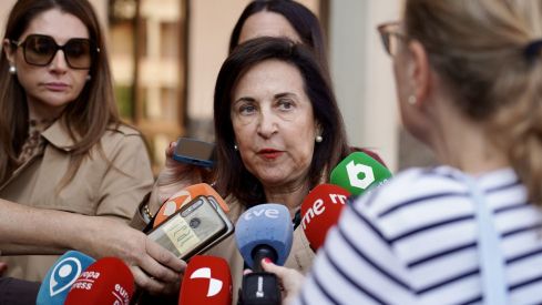 La ministra de Defensa, Margarita Robles, visita el Regimiento de Artillería Lanzacohetes de Campaña (Ralca 63) del Ejército de Tierra, con sede en el Acuartelamiento Santocildes de Astorga | Campillo / ICAL