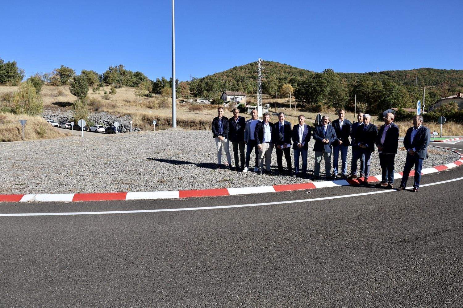 El consejero de Movilidad recibe la renovación de la LE-626 entre La Robla y Robles de la Valcueva (León) | Campillo / ICAL