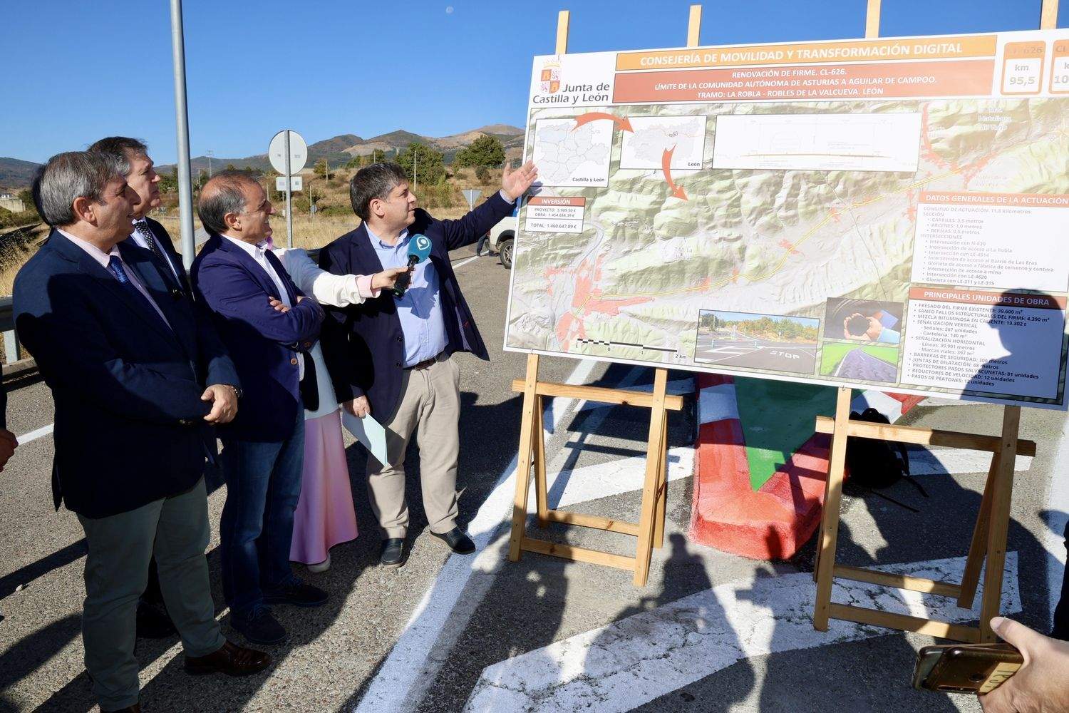 El consejero de Movilidad y Transformación Digital, José Luis Sanz Merino, presenta las obras de mejora llevadas a cabo en la carretera CL-626 | Campillo / ICAL