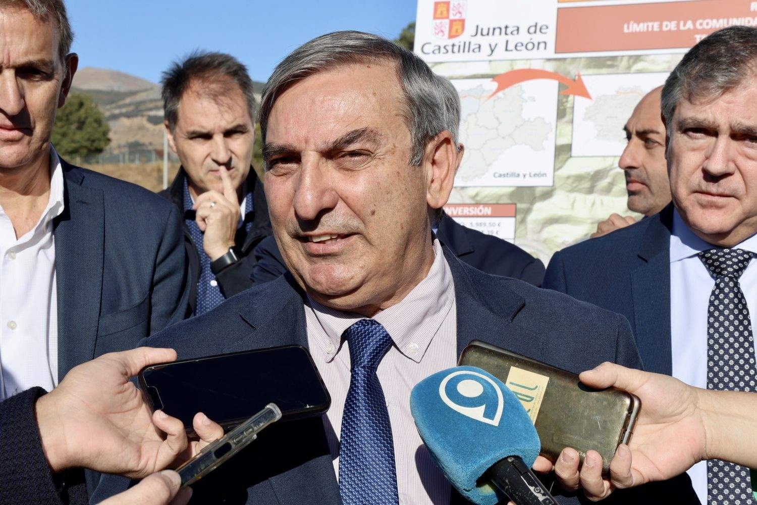 El consejero de Movilidad y Transformación Digital, José Luis Sanz Merino, presenta las obras de mejora llevadas a cabo en la carretera CL-626 | Campillo / ICAL