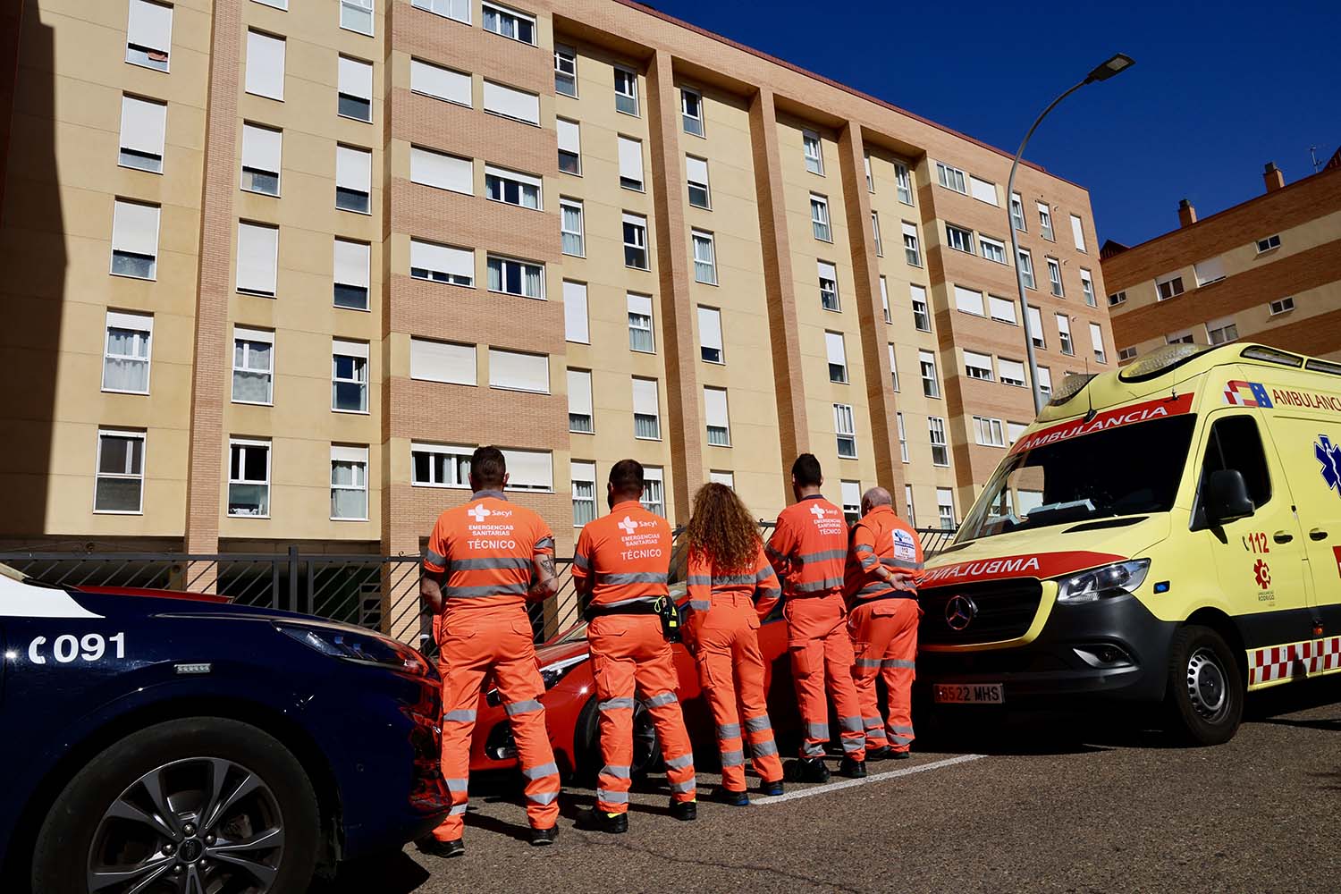 Campillo ICAL. Un atrincherado en el barrio de Eras de Renueva amenaza con suicidarse desde lo alto del edificio
