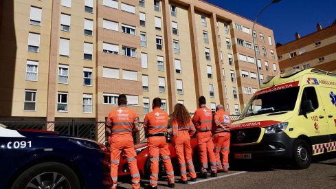 Campillo ICAL. Un atrincherado en el barrio de Eras de Renueva amenaza con suicidarse desde lo alto del edificio