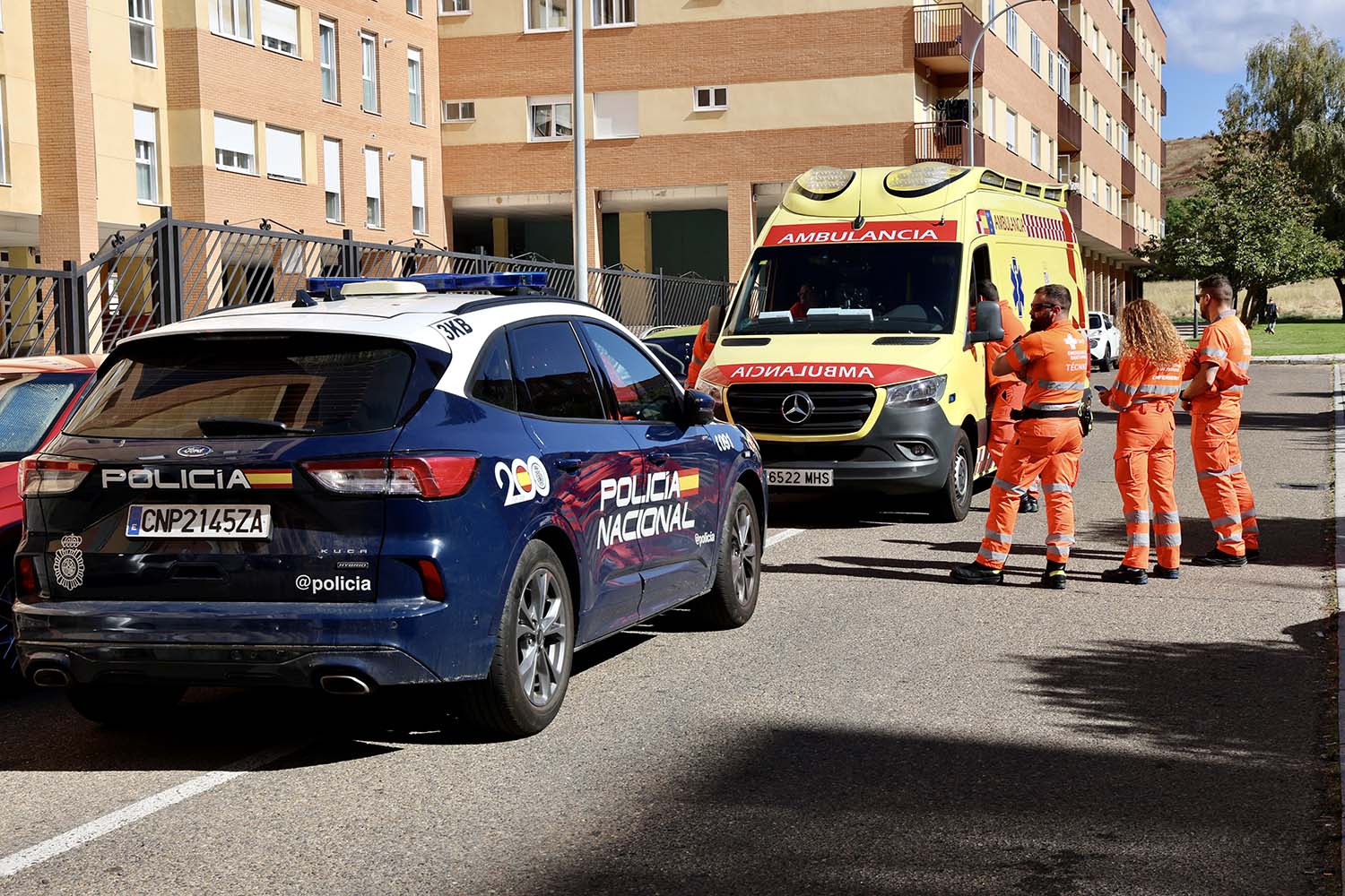 Campillo ICAL. Un atrincherado en el barrio de Eras de Renueva amenaza con suicidarse desde lo alto del edificio .