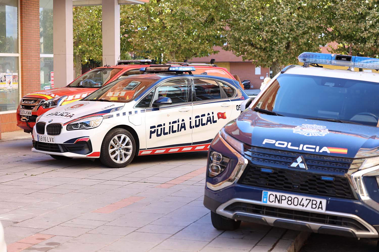 Campillo ICAL. Un atrincherado en el barrio de Eras de Renueva amenaza con suicidarse desde lo alto del edificio.