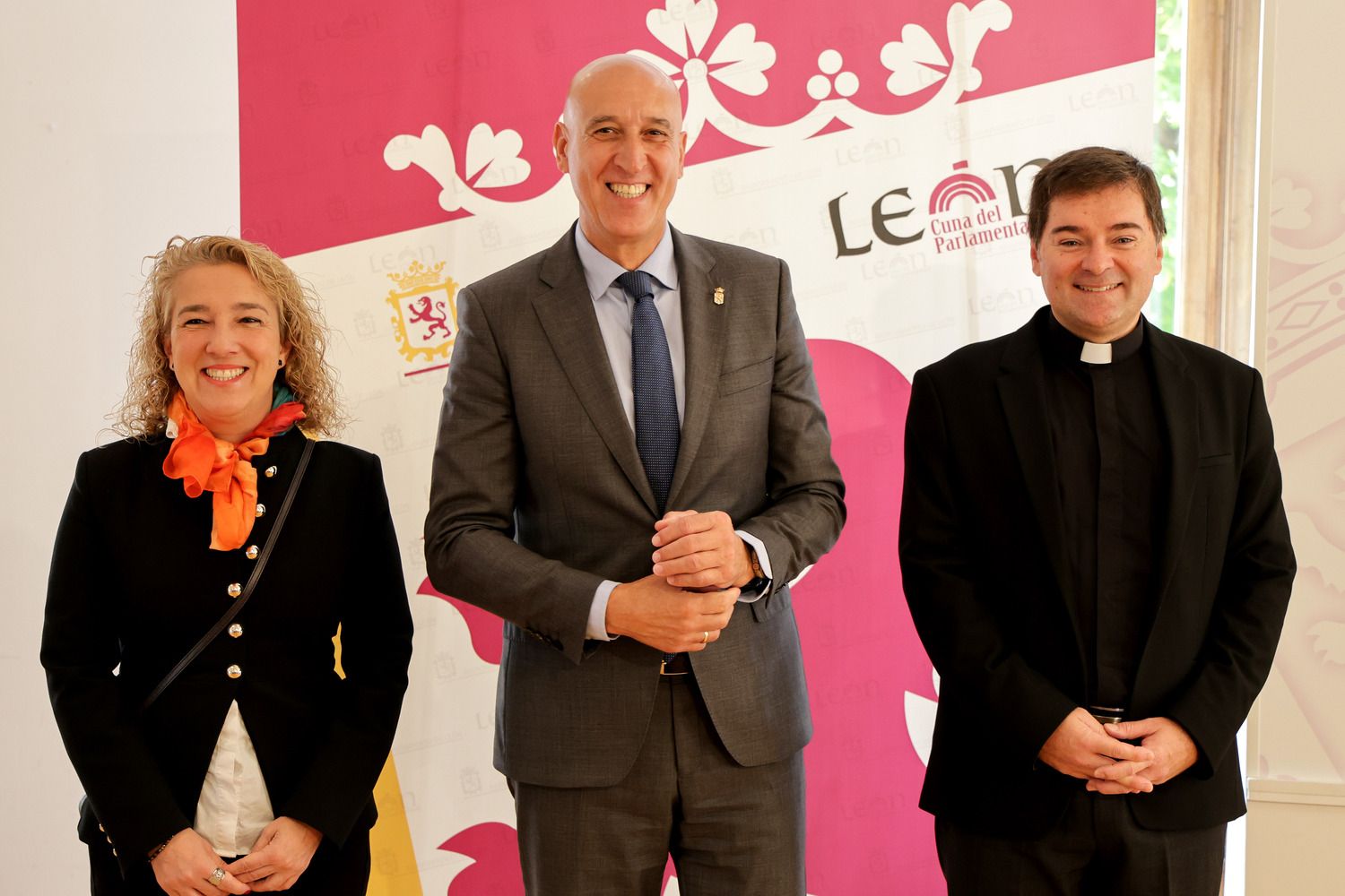 El alcalde de León, José Antonio Diez, y el abad de la Colegiata de San Isidoro, Luis García, anuncian la presencia del Calendario Agricola de San Isidoro en el Museo de la FAO | Campillo / ICAL