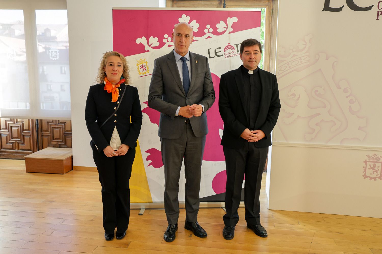 El alcalde de León, José Antonio Diez, y el abad de la Colegiata de San Isidoro, Luis García, anuncian la presencia del Calendario Agricola de San Isidoro en el Museo de la FAO | Campillo / ICAL