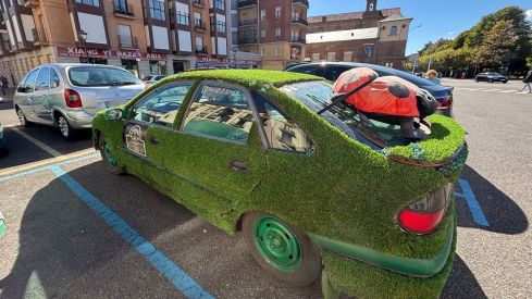 Un 'coche árbol' acapara las miradas de León
