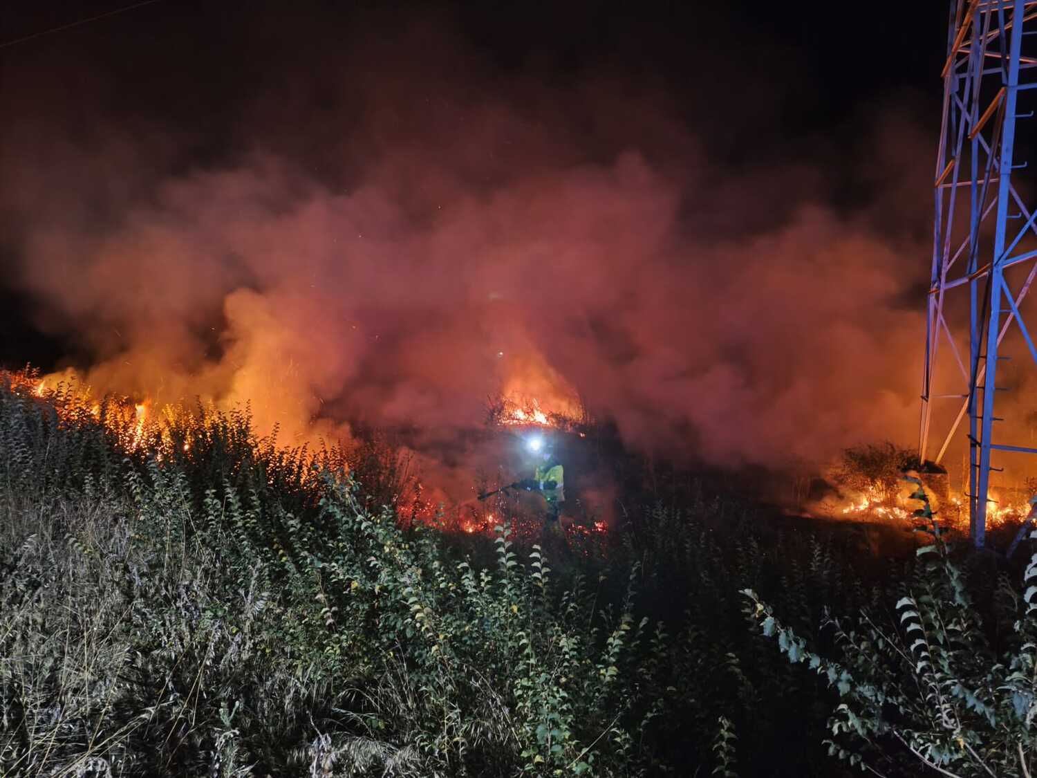 Sofocados dos incendios en Otero de Valdetuéjar y Grajal de Ribera (León) Sofocados dos incendios en Otero de Valdetuéjar y Grajal de Ribera (León)