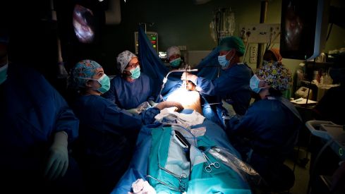 El Caule opera con una técnica mínimamente invasiva a cuatro niños con deformidad congénita del tórax