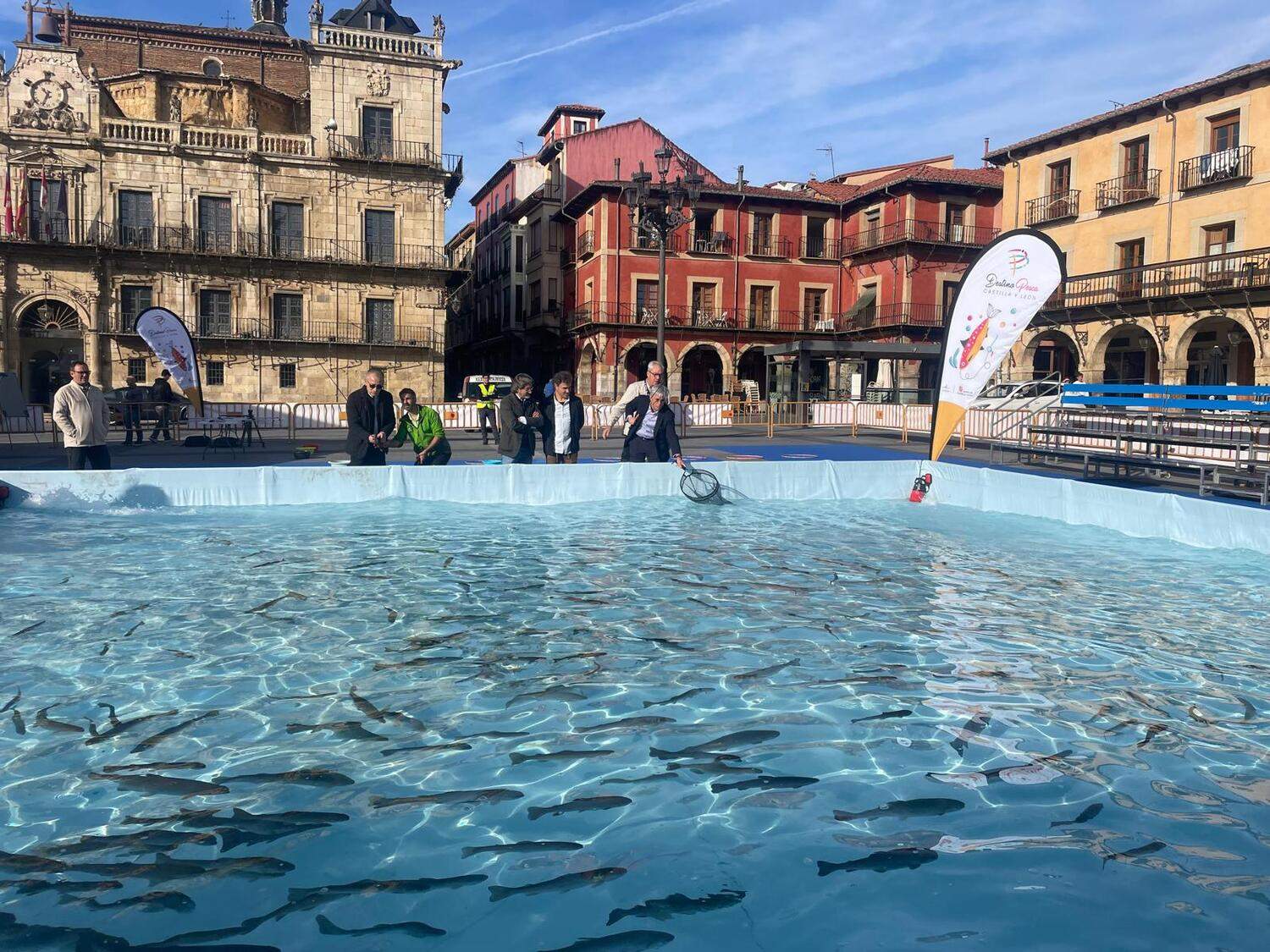La Semana de la Trucha vuelva a convertir la plaza Mayor de León en un 'río' 