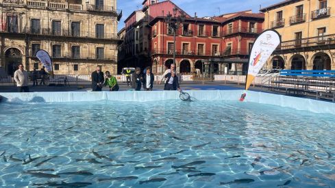 La Semana de la Trucha vuelva a convertir la plaza Mayor de León en un 'río' 