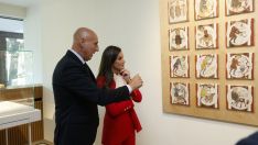 El alcalde de León, José Antonio Diez, junto a la reina Letizia en la inauguración del FAO MuNe, donde el Calendario Isidoriano leonés representa a España 