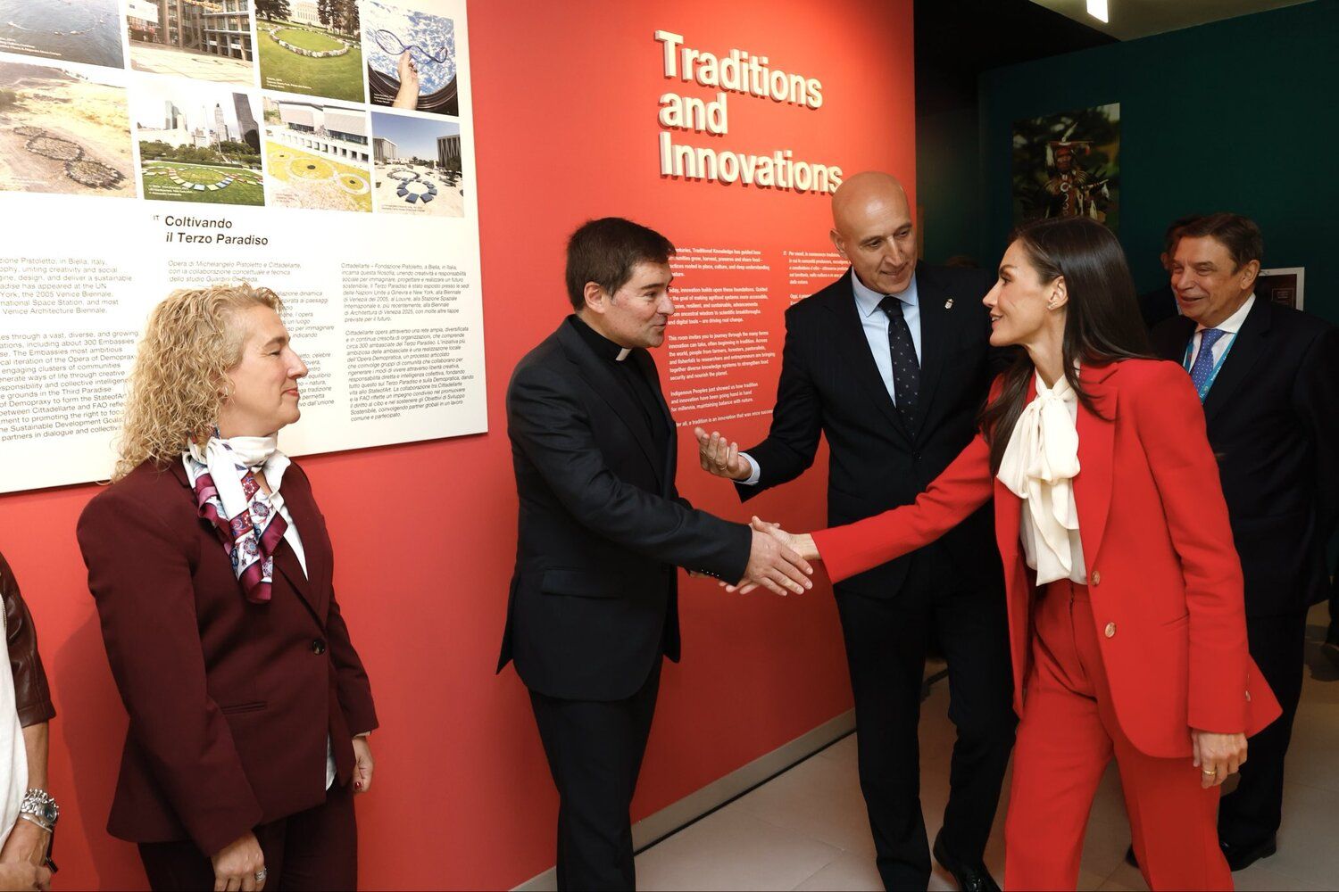 El abad de San Isidoro, Luis García, saludando a la reina Letizia en la inauguración del FAO MuNe, donde el Calendario Isidoriano leonés representa a España 