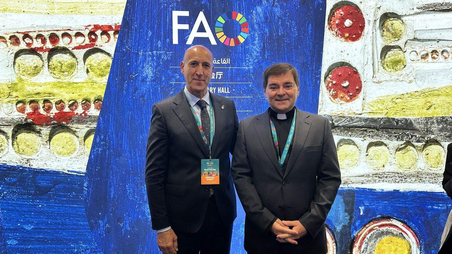 El alcalde de León, José Antonio Diez, junto al abad de San Isidoro, Luis García, la inauguración del FAO MuNe, donde el Calendario Isidoriano leonés representa a España