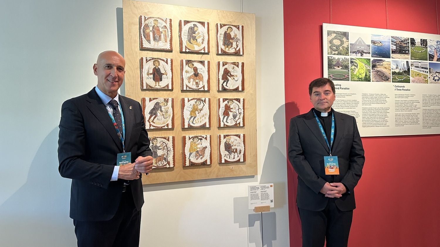 El alcalde de León, José Antonio Diez, junto al abad de San Isidoro, Luis García, la inauguración del FAO MuNe, donde el Calendario Isidoriano leonés representa a España