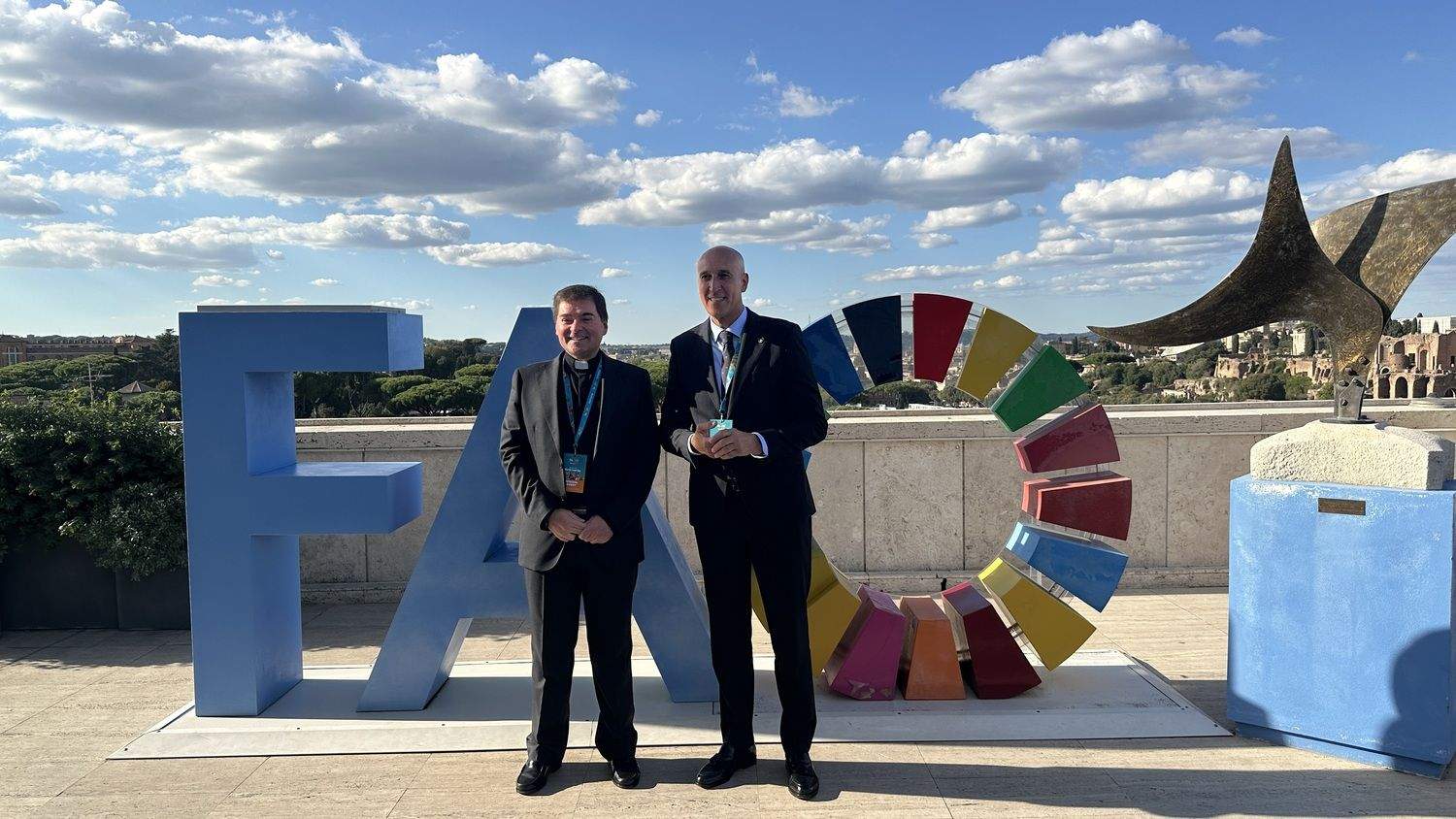 El alcalde de León, José Antonio Diez, junto al abad de San Isidoro, Luis García, la inauguración del FAO MuNe, donde el Calendario Isidoriano leonés representa a España
