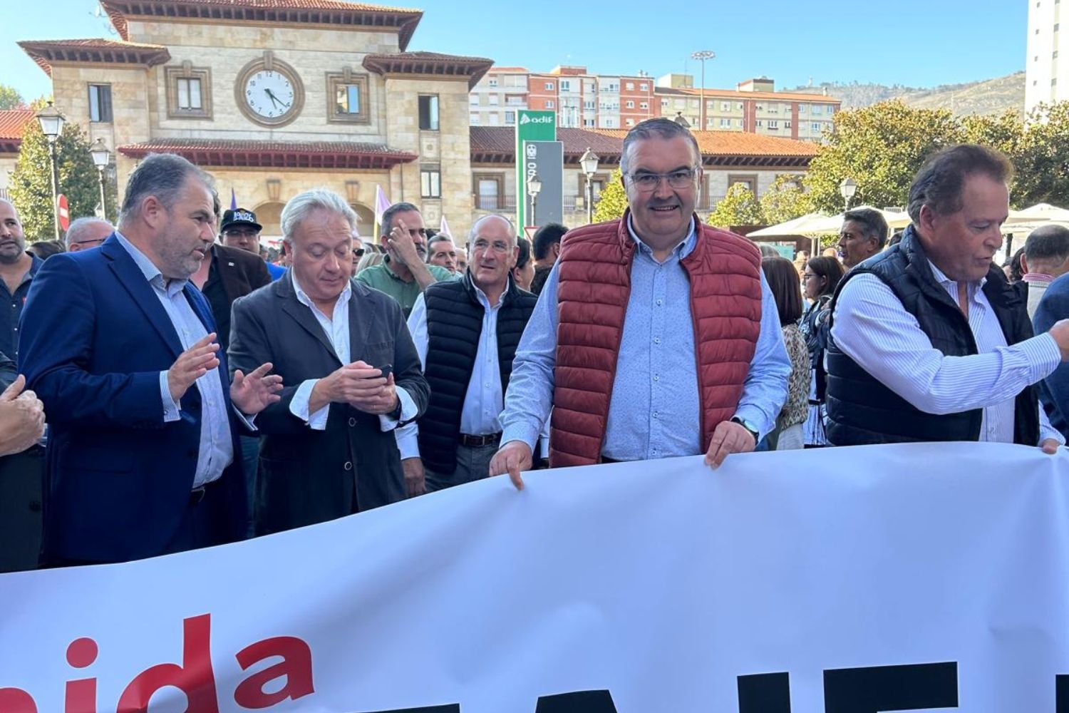 Roberto Aller,secretario de Organización de UPL muestra en la manifestación de este viernes en Oviedo en rechazo al peaje de la AP-66
