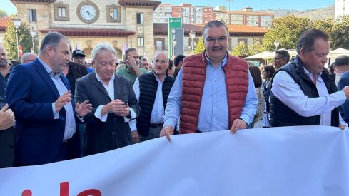 Roberto Aller, secretario de Organización de UPL muestra en la manifestación de este viernes en Oviedo en rechazo al peaje de la AP-66