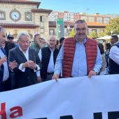 Roberto Aller, secretario de Organización de UPL muestra en la manifestación de este viernes en Oviedo en rechazo al peaje de la AP-66