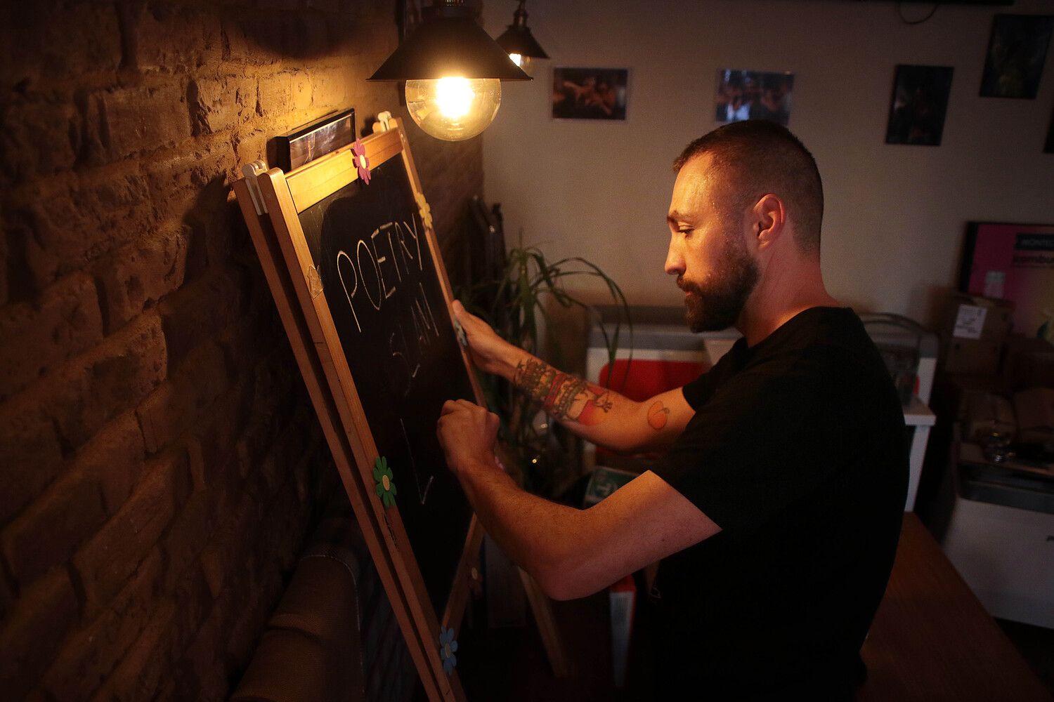 Marcos Castro, organizador de la Poetry Slam León, en el Café Bar Bellas Artes | Peio García / ICAL 