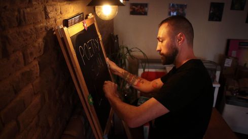 Marcos Castro, organizador de la Poetry Slam León, en el Café Bar Bellas Artes | Peio García / ICAL 